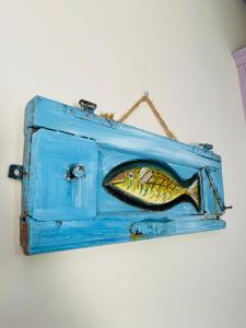 un dipinto di un pesce in una scatola blu di Aphrodite sunshine suite a Mykonos Città