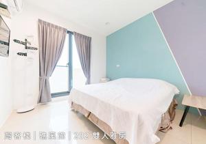 Una cama o camas en una habitación de WeInn灣客棧