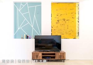 Una televisión o centro de entretenimiento en WeInn灣客棧
