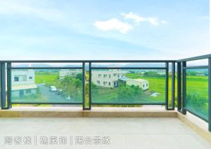 balcone con vista su una strada di WeInn灣客棧 a Jiaoxi