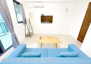 Una televisión o centro de entretenimiento en WeInn灣客棧