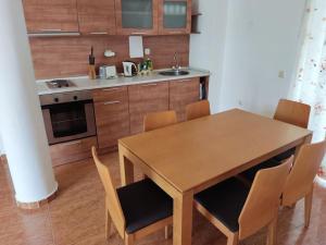 eine Küche mit einem Holztisch und Stühlen in der Unterkunft Billy's two- bed apart for Rent at Sunny Beach in Sonnenstrand