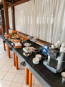 uma mesa longa com comida com uma de comida em Quattroemme Soc Agricola em Sinagra