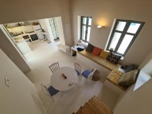 an overhead view of a living room and a table and chairs at Kilada Holiday Home in Koilás