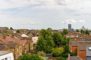 uma vista para uma cidade com casas e edifícios em 8 - West London Brand New Loft em Londres
