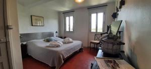 1 dormitorio con 1 cama con 2 toallas en Bed and Breakfast La Grande Lauzade, en Le Luc