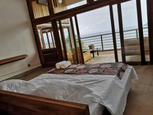 - une chambre avec un lit et une vue sur l'océan dans l'établissement Shabu house, à SantʼAna