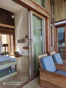 Cette chambre comprend un lit et une porte coulissante en verre. dans l'établissement Shabu house, à SantʼAna