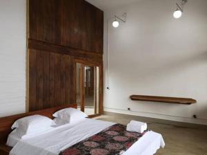 - une chambre avec un lit et 2 oreillers dans l'établissement Shabu house, à SantʼAna