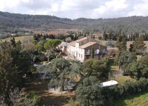 una vista aérea de una casa grande con árboles en Bed and Breakfast La Grande Lauzade, en Le Luc