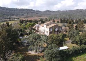 una vista aerea di una grande casa con alberi di Bed and Breakfast La Grande Lauzade a Le Luc