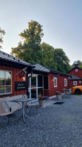 a building with a picnic table in front of it at Närebo Gårdshotell & Restaurang in Lidköping