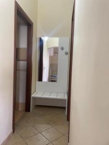 La casa di Giovanna في لامبيدوسا: ممر مع مرآة في الغرفة