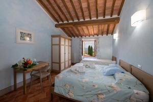 阿夏诺Agriturismo Mocine的一间卧室，配有一张床、一张书桌和一扇窗户