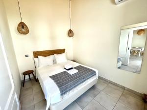 un dormitorio con una cama y un espejo en Casa aOrta Studios, en Faro