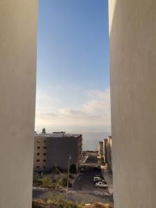uma vista para um parque de estacionamento a partir de um edifício em Un appartement à proximité de la corniche Hoceima pour les familles em Al Hoceïma