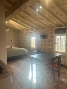 - une chambre avec une table et un lit dans l'établissement Les Litanies - Centre historique Pezenas, à Pézenas