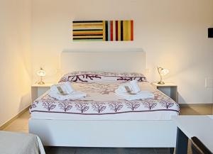 ein Schlafzimmer mit einem Bett mit einer Lampe in der Unterkunft Piccola Locanda S'Ausentu in 