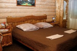 a bedroom with a bed with two towels on it at BergWind in Russkaya Mokraya