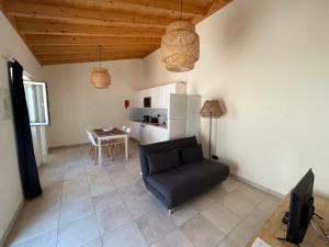 una sala de estar con un sofá y una mesa en Casa aOrta Studios, en Faro 10 fotos más