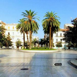 una strada con palme di fronte a un edificio di Sweet home tra i due mari a Taranto