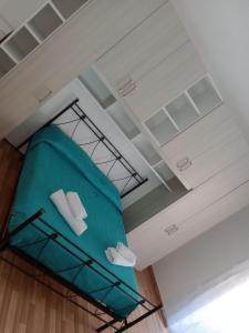 una camera con un letto sul soffitto di Sweet home tra i due mari a Taranto
