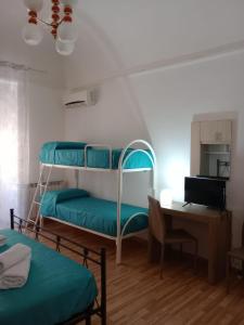 Dormitorio con 2 letti a castello e scrivania. di Sweet home tra i due mari a Taranto