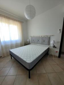 una camera con un grande letto di Villa La Pelosa Stintino a Stintino