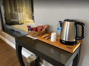 una encimera con una cafetera sobre una mesa en Bloom Suite Hotel, en Kesan