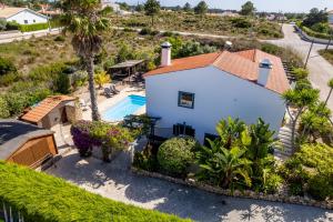 una vista aérea de una casa con piscina en Casa Skip, en Aljezur