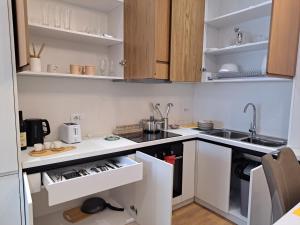 A kitchen or kitchenette at Tetris Apartment