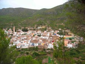 a town on a hill with mountains in the background at Casa Rural El Rincón de Beatriz in Ayódar