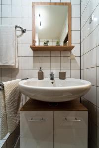 a bathroom with a white sink and a mirror at Businessapartment Zentral & Modern nahe Hauptbahnhof, schnelles WLAN in Essen