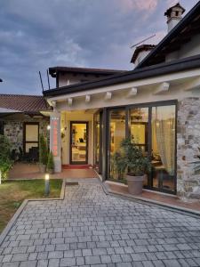 ein Haus mit Glastüren und einer Terrasse in der Unterkunft Albergo ai Sapori in San Daniele del Friuli