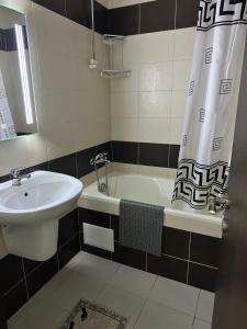 un baño con lavabo y bañera en Sun Gates Byala, en Byala 19 fotos más