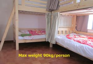 Двухъярусная кровать или двухъярусные кровати в номере Enman Guest House Osaka
