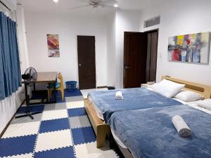 Habitación hospitalaria con 2 camas y escritorio en Best Inn Lahug, en Cebú