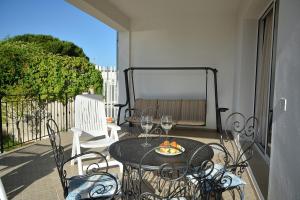 eine Terrasse mit einem Tisch und Stühlen auf dem Balkon in der Unterkunft Casa Vacanza Mare Sole in Alcamo Marina