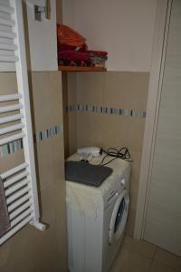 Waschmaschine und Trockner in einem kleinen Zimmer in der Unterkunft Casa Vacanza Mare Sole in Alcamo Marina