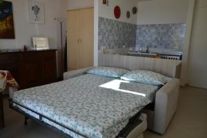 ein Schlafzimmer mit einem Bett in einem Zimmer mit einem Waschbecken in der Unterkunft Casa Vacanza Mare Sole in Alcamo Marina