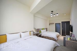Rúm í herbergi á Happy Dragon Homestay