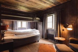 1 dormitorio con 1 cama en una habitación con paredes de madera en Gulbrakka Basecamp, en Glomfjord