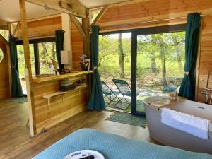 O grădină în afara Chalet Dalo cosy spa privé