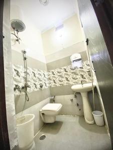 bagno con servizi igienici e lavandino di Swaran hotel ad Amritsar