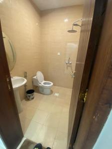 a bathroom with a toilet and a sink at دارك للوحدات السكنية in ‘Aryam