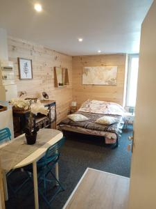 パレゾーにあるPalaiseau - proche Orly et Parisのベッドルーム1室(ベッド1台、テーブル付)