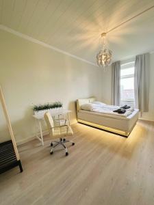 Un dormitorio con una cama, una silla y un escritorio. en 2 Schlafzimmer WaschenSpülmaschine, en Duisburg