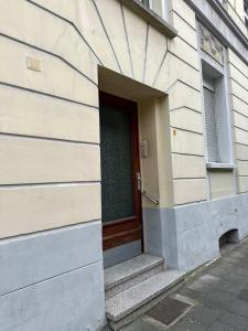 una puerta en el lateral de un edificio en 2 Schlafzimmer WaschenSpülmaschine, en Duisburg