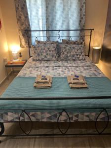 1 dormitorio con 1 cama con 2 toallas en Betty's central apartment, en Alexandroupoli