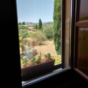 une fenêtre ouverte avec vue sur la cour dans l'établissement Le Case Di S. Andrea, à Buccheri